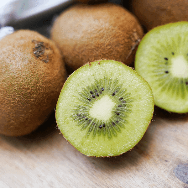 Whole kiwis with kiwi slices in front