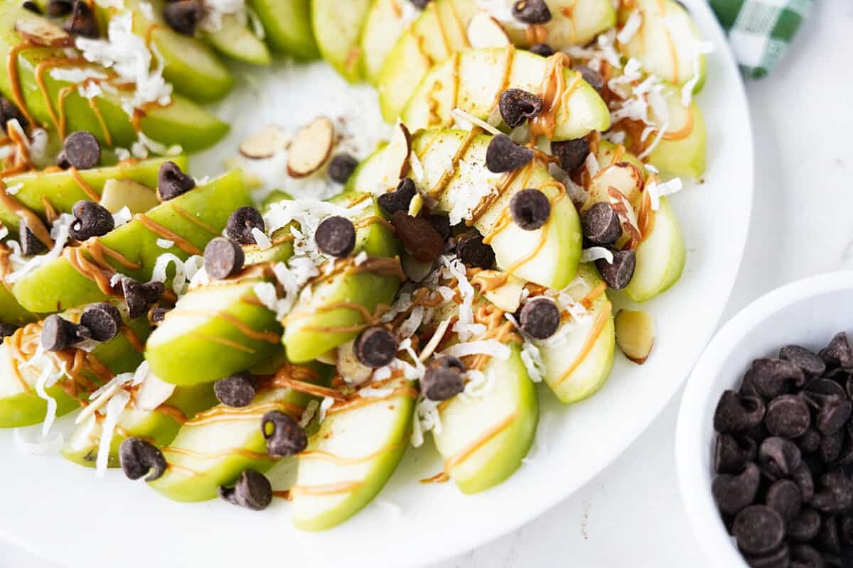 Sprinkle the apples with toppings.